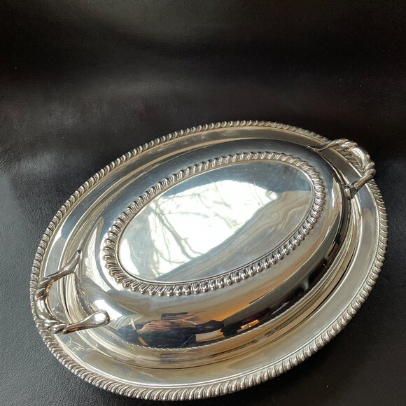 Vintage W.M.Rogers Silverplate Oval 12" Covered Serving Bowl w/insert - Picture 9 of 12